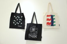 画像1: Mustakivi　トートバッグ　 チューリップ / BLACK / 川遊び  (1)